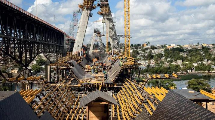 Construction d’un pont sur la rivière Ozama dans le cadre de l’extension du métro à Saint-Domingue (République dominicaine), en 2015 © Benjamin Petit / AFD