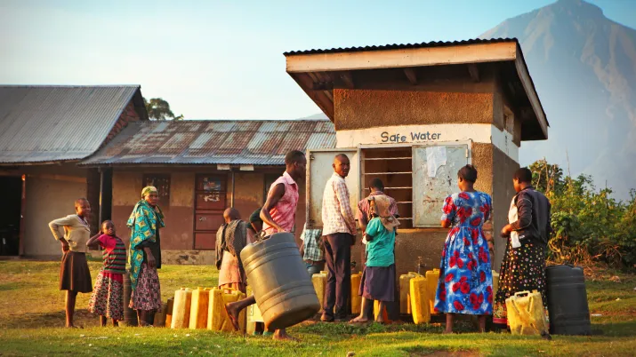Des habitants attendent pour obtenir de l’eau potable dans un village en Ouganda
