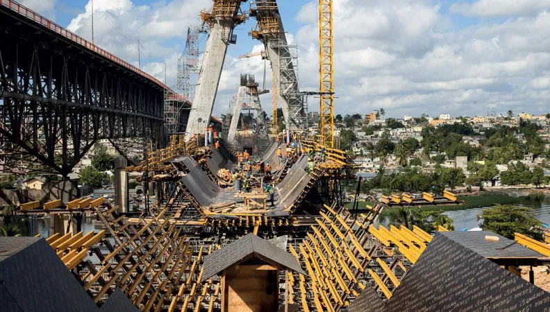 Construction d’un pont sur la rivière Ozama dans le cadre de l’extension du métro à Saint-Domingue (République dominicaine), en 2015 © Benjamin Petit / AFD
