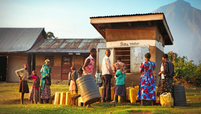 Des habitants attendent pour obtenir de l’eau potable dans un village en Ouganda